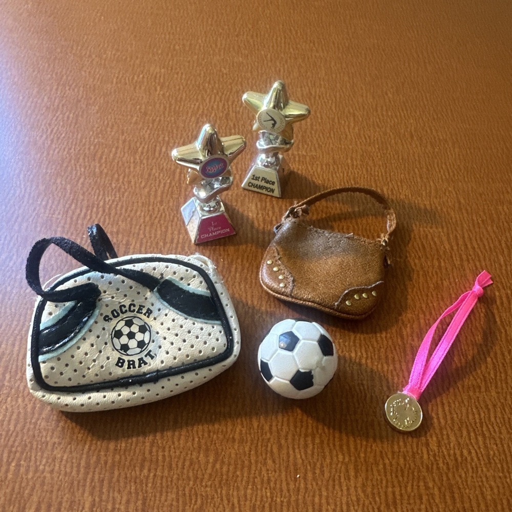 2006 Bratz Play Sportz Soccer Bratz Doll Duffle White & Black Bag & Accessories